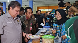 Program makan siang gratis Rp 15 ribu per anak oleh Calon Presiden Prabowo Subiyanto telah diuji coba di SMP negeri di Kabupaten Tangerang pada Kamis (29/2/2024). Menteri Koordinator Bidang Perekonomian, Airlangga Hartarto, turut meninjau simulasi tersebut.