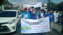 Komunitas Clean The City (CTC) Tasikmalaya melakukan kampanye Tasik Bebas Sampah (foto : Gentra.id) 