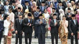 Presiden Prabowo Subianto didampingi Wakil Presiden Gibran Rakabuming Raka berfoto bersama jajaran Menteri dan Kepala Lembaga Tinggi Negara Kabinet Merah Putih yang baru dilantik di Istana Merdeka, Jakarta, Senin (21/10/2024). [ANTARA FOTO/Hafidz Mubarak A/Lmo/nym]