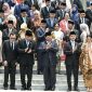 Presiden Prabowo Subianto didampingi Wakil Presiden Gibran Rakabuming Raka berfoto bersama jajaran Menteri dan Kepala Lembaga Tinggi Negara Kabinet Merah Putih yang baru dilantik di Istana Merdeka, Jakarta, Senin (21/10/2024). [ANTARA FOTO/Hafidz Mubarak A/Lmo/nym]
