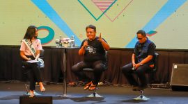 Menteri PPN/Kepala Bappenas Rachmat Pambudy (tengah) bersama Pendiri CORE Indonesia Hendri Saparini (kanan) dan Direktur CORE Indonesia Mohammad Faisal (kiri) foto bersama saat acara Youth Economic Summit 2024 di Graha Bhakti Budaya, Taman Ismail Marzuki (TIM), Jakarta, Sabtu (23/11/2024). [Suara.com/Alfian Winanto]
