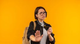 Strategi menghindari godaan pinjol dan pay later (Foto: Stockking/Freepik)