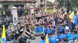 Rapat Paripurna dengan agenda Sertijab Walikota Tasikmalaya didemo mahasiswa PMII (foto: Istimewa)