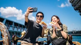 Ilustrasi seorang food vlogger sedang mereview makanan. (Foto: iStockphoto)