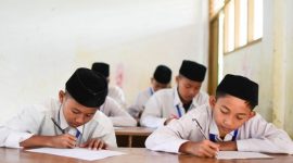 Murid sedang melaksanakan ujian sekolah (foto: istimewa)