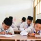 Murid sedang melaksanakan ujian sekolah (foto: istimewa)