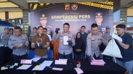 Penunjukan barang bukti dari kedua pelaku dalam konferensi pers (foto: istimewa)