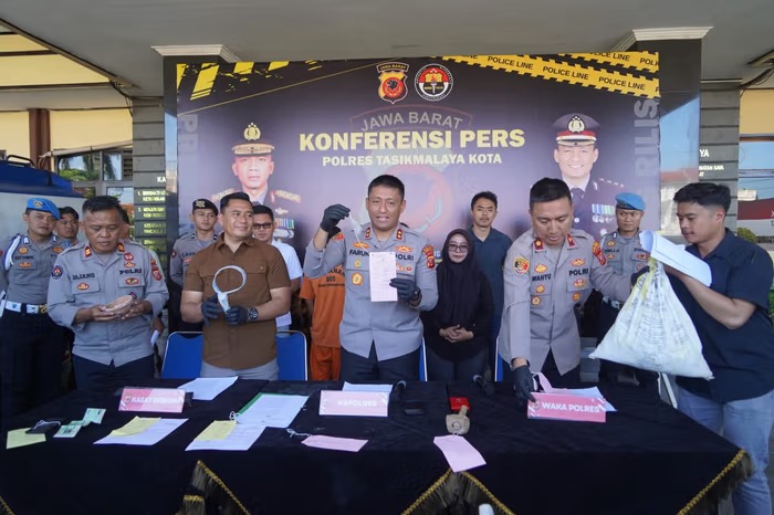 Penunjukan barang bukti dari kedua pelaku dalam konferensi pers (foto: istimewa)