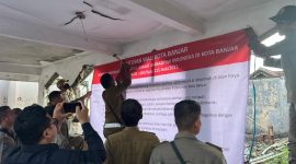 Proses Pemasangan Banner Perwal Penutupan Paksa Masjid Al Istiqomah Ahmadiyah Kota Banjar Selasa 11/6/2025