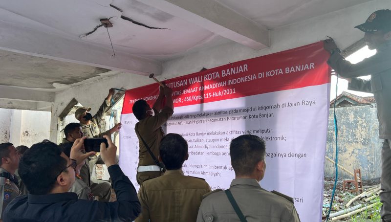 Proses Pemasangan Banner Perwal Penutupan Paksa Masjid Al Istiqomah Ahmadiyah Kota Banjar Selasa 11/6/2025