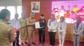 Wakil Walikota Tasikmalaya Dicky Candra Memberikan Penghargaan Kepada Para Pendonor Sukarela di Aula Bappelitbangda Kota Tasikmalaya Senin 16/6/2025 (Foto: Nanang AH)