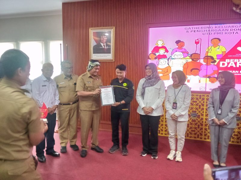 Wakil Walikota Tasikmalaya Dicky Candra Memberikan Penghargaan Kepada Para Pendonor Sukarela di Aula Bappelitbangda Kota Tasikmalaya Senin 16/6/2025 (Foto: Nanang AH)