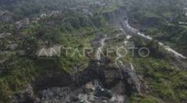 Penambangan pasir Gunung Galunggung Tasikmalaya (Foto: Antara)