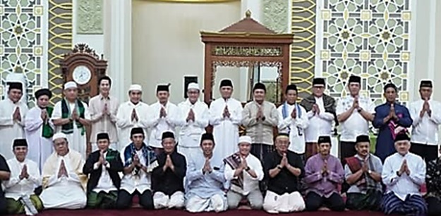 Bupati dan Wakil Bupati Tasikmalaya berfoto bersama dengan Jamaah usai melakukan shalat Idul Adha di Masjid Baiturahman Komplek Komplek Perkantoran Bupati Singaparna Tasikmalaya Jumat 6/6/2025. (Dok. Dishubkominfo)