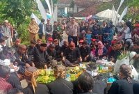 Pemerintah Desa Pusparahayu beserta masyarakat dan tokoh adat  menggelar tradisi nyawen dalam rangka Milangkala Desa yang ke 43 Senin 7/7/2025 (Foto: Dok. Pemdes Pusparahayu)