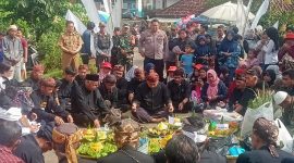 Pemerintah Desa Pusparahayu beserta masyarakat dan tokoh adat  menggelar tradisi nyawen dalam rangka Milangkala Desa yang ke 43 Senin 7/7/2025 (Foto: Dok. Pemdes Pusparahayu)