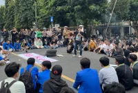 Aktivis Mahasiswa yang tergabung dalam Pergerakan Mahasiswa Islam Indonesia (PMII) menggelar aksi unjuk rasa terkait polemik Makanan Bergizi Gratis (MBG) di depan Kantor DPRD Kota Tasikmalaya, Kamis, 25 September 2025 (foto : Alfi/Gentra.id) 