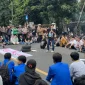 Aktivis Mahasiswa yang tergabung dalam Pergerakan Mahasiswa Islam Indonesia (PMII) menggelar aksi unjuk rasa terkait polemik Makanan Bergizi Gratis (MBG) di depan Kantor DPRD Kota Tasikmalaya, Kamis, 25 September 2025 (foto : Alfi/Gentra.id) 
