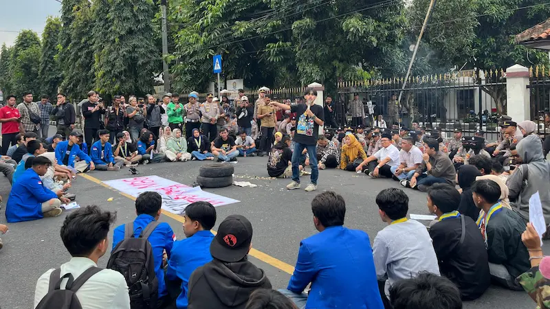 Aktivis Mahasiswa yang tergabung dalam Pergerakan Mahasiswa Islam Indonesia (PMII) menggelar aksi unjuk rasa terkait polemik Makanan Bergizi Gratis (MBG) di depan Kantor DPRD Kota Tasikmalaya, Kamis, 25 September 2025 (foto : Alfi/Gentra.id) 