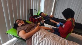 Peserta menjalani donor darah di Hotel Cordela Suites Tasikmalaya, Selasa (8/10/2025)