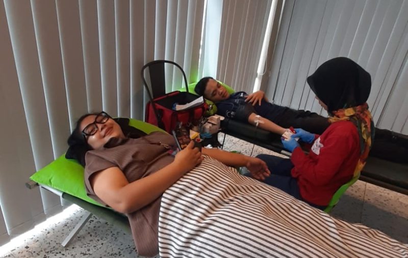 Peserta menjalani donor darah di Hotel Cordela Suites Tasikmalaya, Selasa (8/10/2025)