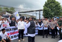 Aksi ratusan guru madrasah yang tergabung dalam PGM Kota Tasikmalaya di depan Gedung DPRD, Selasa 30 September 2025.