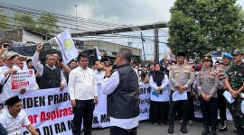 Aksi ratusan guru madrasah yang tergabung dalam PGM Kota Tasikmalaya di depan Gedung DPRD, Selasa 30 September 2025.