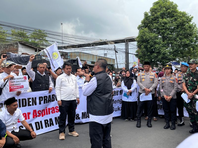 Aksi ratusan guru madrasah yang tergabung dalam PGM Kota Tasikmalaya di depan Gedung DPRD, Selasa 30 September 2025.