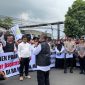Aksi ratusan guru madrasah yang tergabung dalam PGM Kota Tasikmalaya di depan Gedung DPRD, Selasa 30 September 2025.