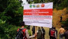 Pemkab Tasikmalaya melakukan perbaikan irigasi dampak dari penambangan illegal di Wilayah Kecamatan Salopa Tasikmalaya. (Foto: Feri Purnama/Antara) 