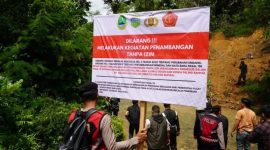 Pemkab Tasikmalaya melakukan perbaikan irigasi dampak dari penambangan illegal di Wilayah Kecamatan Salopa Tasikmalaya. (Foto: Feri Purnama/Antara) 