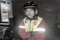 Akmal seorang mahasiswa yang bekerja sebagai ojek online di malam hari setelah hujan reda. Di tengah tekanan UKT mahal, ia mengejar kuliah sambil mencari nafkah, menapaki kerasnya realitas hidup mahasiswa masa kini