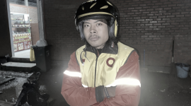 Akmal seorang mahasiswa yang bekerja sebagai ojek online di malam hari setelah hujan reda. Di tengah tekanan UKT mahal, ia mengejar kuliah sambil mencari nafkah, menapaki kerasnya realitas hidup mahasiswa masa kini