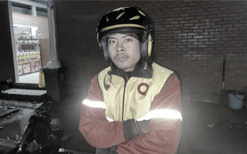 Akmal seorang mahasiswa yang bekerja sebagai ojek online di malam hari setelah hujan reda. Di tengah tekanan UKT mahal, ia mengejar kuliah sambil mencari nafkah, menapaki kerasnya realitas hidup mahasiswa masa kini