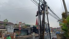 Pemandangan kabel optik yang semrawut di Tasikmalaya (Foto: Nanang AH/Gentra.id