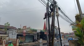 Pemandangan kabel optik yang semrawut di Tasikmalaya (Foto: Nanang AH/Gentra.id