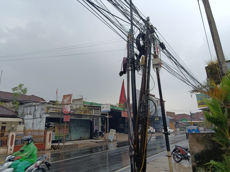 Pemandangan kabel optik yang semrawut di Tasikmalaya (Foto: Nanang AH/Gentra.id
