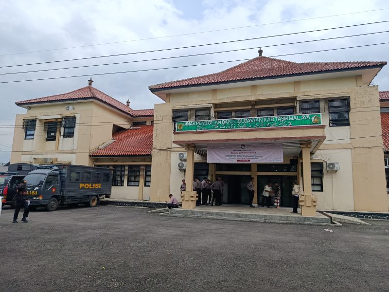 Kantor Disdikbud Kabupaten Tasikmalaya Mendapat Sorotan Publik dugaan isu Pungli dan minimnya Kesejahtraan Guru ( Foto: Nanang AH/Gentra.id)