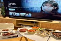 Ilustrasi makan sambil nonton (Foto: Pinterest)
