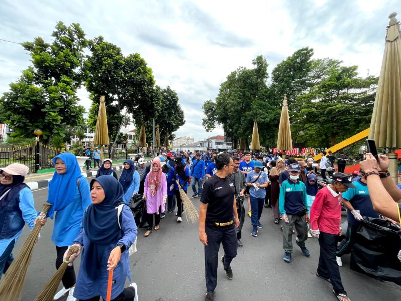 Aksi Bersih-bersih Clean The City sisa prayaan tahun baru (foto:gentra.id)