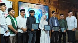 Pengurus Gusdurian Tasikmalaya berfoto bersama dengan beberapa Narasumber dari berbagai Komunitas dan aktipis  lintas iman usai acara Haul Gusdur Sabtu 31/1/2026 ( Foto: Nanang AH/Gentra.id)