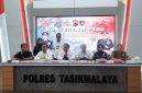 Kepala UPTD Perlindungan Perempuan dan Anak bersama kepolisian menggelar jumpa pers pengungkapan kasus penculikan bayi di Markas Polres Tasikmalaya, Jawa Barat, Senin (9/2/2026)