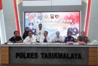 Kepala UPTD Perlindungan Perempuan dan Anak bersama kepolisian menggelar jumpa pers pengungkapan kasus penculikan bayi di Markas Polres Tasikmalaya, Jawa Barat, Senin (9/2/2026)