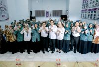 TP Posyandu Kabupaten Ciamis menyerahkan piagam penghargaan kepada 14 Posyandu di Kelurahan Sindangrasa, Kecamatan Ciamis (Foto: Kominfo Ciamis)