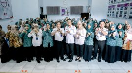 TP Posyandu Kabupaten Ciamis menyerahkan piagam penghargaan kepada 14 Posyandu di Kelurahan Sindangrasa, Kecamatan Ciamis (Foto: Kominfo Ciamis)