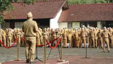 Bupati Garut, Abdusy Syakur Amin, memimpin Apel Gabungan di lingkungan Pemerintah Kabupaten Garut yang berlangsung di Lapangan Sekretariat Daerah (Setda), Jalan Pembangunan, Senin (9/2/2026). (Foto: Kominfo Garut)