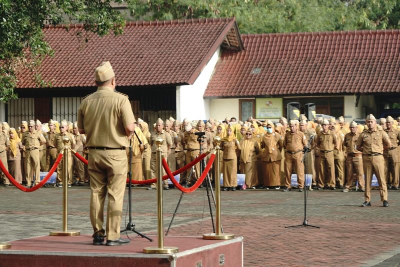 Bupati Garut, Abdusy Syakur Amin, memimpin Apel Gabungan di lingkungan Pemerintah Kabupaten Garut yang berlangsung di Lapangan Sekretariat Daerah (Setda), Jalan Pembangunan, Senin (9/2/2026). (Foto: Kominfo Garut)