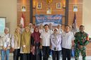 Kelompok Mahasiswa Unsil prodi Kesehatan Masyarakat didampingi Camat Cihaurbeuti dan Kepala Desa Cijulang berfoto bersama dalam rangkaian Program  Aksi Pro Sehat di Desa Cijulang Kecamatan Cihaurbeuti Ciamis, Sabtu 18/4/2026.
