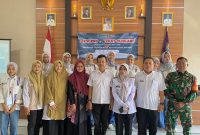 Kelompok Mahasiswa Unsil prodi Kesehatan Masyarakat didampingi Camat Cihaurbeuti dan Kepala Desa Cijulang berfoto bersama dalam rangkaian Program  Aksi Pro Sehat di Desa Cijulang Kecamatan Cihaurbeuti Ciamis, Sabtu 18/4/2026.