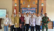 Kelompok Mahasiswa Unsil prodi Kesehatan Masyarakat didampingi Camat Cihaurbeuti dan Kepala Desa Cijulang berfoto bersama dalam rangkaian Program  Aksi Pro Sehat di Desa Cijulang Kecamatan Cihaurbeuti Ciamis, Sabtu 18/4/2026.